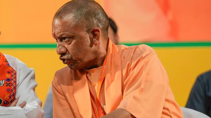 चुनाव के बाद से ही एनडीए के साथी भारतीय जनता पार्टी से नाराज चल रहे हैं. नाराजगी का कारण कावड़ यात्रा भी बन रही है, जिसको लेकर आदेश और फरमान दोनों जारी हो गया है. योगी आदित्यनाथ ने आदेश जारी कर दिया है कि सभी दुकान और ठेले वाले अपना नाम अपनी दुकान के आगे लिखेंगे, जिससे कावड़ यात्रा करने वाले यह जान सके कि वह किस दुकान से सामान खरीद रहें हैं. नाम की नेम प्लेट लगाना अनिवार्य है. इतना ही नहीं दुकान के मालिक को अपनी पहचान बताना भी अनिवार्य होगा.