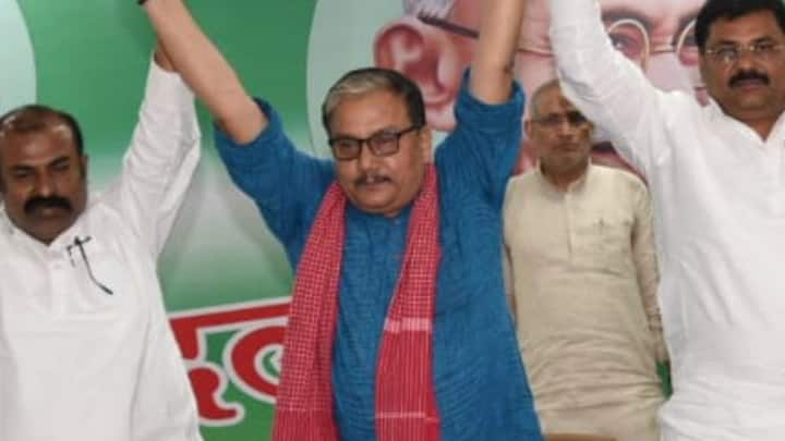 मौर्य के बयान के बाद लखनऊ से लेकर दिल्ली तक खींचतान शुरू हो गई है. लोकसभा चुनाव के बाद नेताओं में जो आग भड़क रही थी, केशव प्रसाद मौर्य के संगठन वाले बयान ने उस पर घी डालने का काम किया. इस पूरे मामले में केंद्र में योगी आदित्यनाथ आ जाते हैं, जिसके बाद केशव प्रसाद मौर्य और भूपेंद्र चौधरी जेपी नड्डा से मिलने दिल्ली जाते हैं.