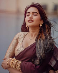 Anchor Sravanthi: చీరలో యాంకర్ స్రవంతి గ్లామర్ షో- అందాలతో ఆహా అనిపిస్తున్నబొద్దుగుమ్మ