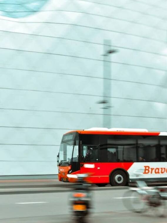 नेपाल के लिए कहां से चलती है बस?