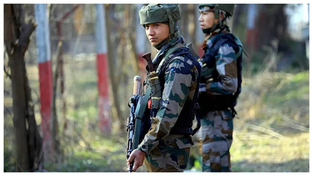 Indian Army found Austria’s Steyr assault rifle found terrorists killed in Kupwara encounter site कश्मीर में आतंकियों के पास पहली बार मिली Steyer AUG राइफल, सुरक्षा एजेंसियां भी दंग, जानें कितनी खतरनाक?