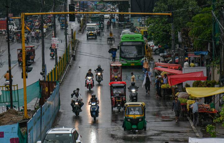 मौसम विभाग ने शनिवार को आसमान में आमतौर पर बादल छाए रहने और हल्की बारिश होने का अनुमान जताया है.