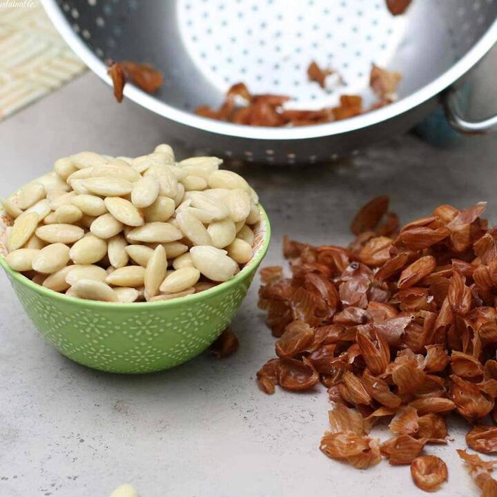 The nutrients present in almonds can be beneficial for our hair. Vitamin E is found in it, which can be beneficial for hair. For this, you can make a hair mask of almond peels. For this, take almond peels and grind them well and make a powder. Now after this add 1 egg, 1 teaspoon coconut oil, 2 teaspoons aloe vera and sugar and mix it well. Now apply this paste on your hair.