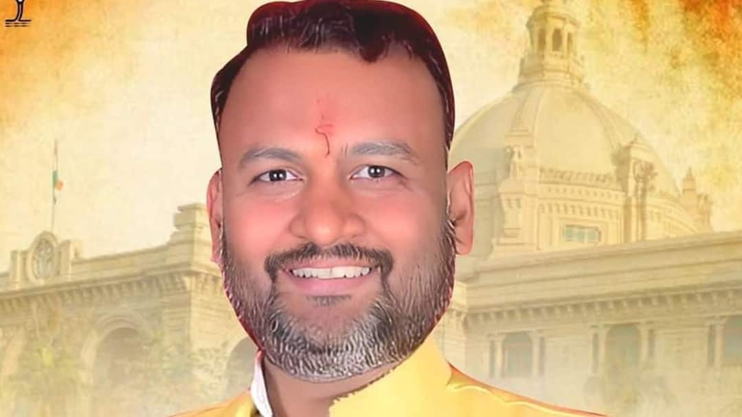 BJP विधायक के साथ दिखा हिस्ट्रीशीटर बदमाश, दो दिन पहले हुआ था जिला बदर, जांच के आदेश UP BJP MLA hari prakash verma shares photo with History-sheeter criminal on externment BJP विधायक के साथ दिखा हिस्ट्रीशीटर बदमाश, दो दिन पहले हुआ था जिला बदर, जांच के आदेश