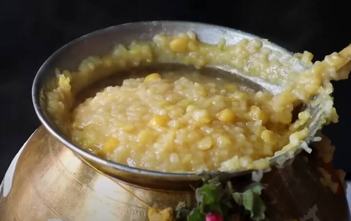 தேவையான பொருட்கள் : பச்சரிசி  - 1/2 கப், பாசி பருப்பு - 2 டீஸ்பூன், வெல்லம் - 1 கப், தண்ணீர், நெய் - 3 டீஸ்பூன், முந்திரி பருப்புகள்,  திராட்சைகள்,  ஏலக்காய் , கற்பூரம்.