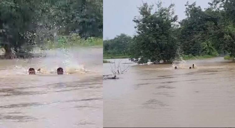 Vidarbha Rain Update Gram panchayat office surrounded by flood due to Heavy Rain in nagpur sarpanch reached the gram panchayat by swimming directly in the flood water maharashtra marathi news मुसळधार पावसाची सर्वत्र दाणादाण! ग्रामपंचायत कार्यालयाला पुराचा वेढा, सरपंचांनी थेट पुराच्या पाण्यात पोहत ग्रामपंचायत गाठलं!