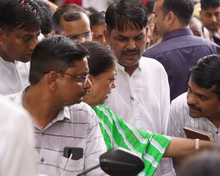 इससे पहले रास्ते में उन्होंने अस्पताल के मेडिकल कर्मियों ने पिड़ावा अस्पताल को सेटलाइट हॉस्पिटल बनाने पर स्वागत किया.