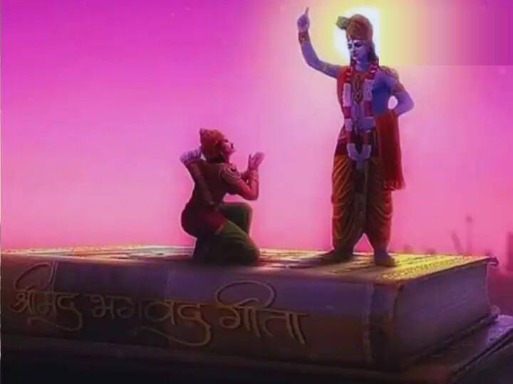 ગુરુ પૂર્ણિમાના દિવસે વિદ્યાર્થીઓએ ગીતાનો પાઠ કરવો જોઈએ. કેસરનું તિલક લગાવવું જોઈએ અને મંદિરમાં જઈને ભગવાનની પૂજા કરવી જોઈએ. ગુરૂની કૃપાથી  બુદ્ધિને તેજ બને  છે તે  મનને એકાગ્ર બનાવે છે.