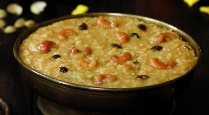 சர்க்கரை பாகு செய்ய ஒரு பாத்திரத்தை அடுப்பில் வைத்து தண்ணீர் ஊற்றி  வெல்லத்தை சேர்த்து பாகாக காய்ச்சிக்கொள்ளவும்.