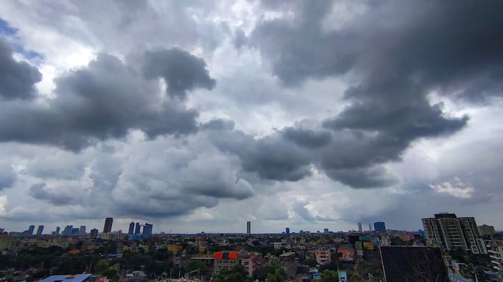 পশ্চিম মেদিনীপুর ও ঝাড়গ্রামে ভারী বৃষ্টির সম্ভাবনা রয়েছে।   বজ্রবিদ্যুৎ-সহ বৃষ্টির সম্ভাবনা থাকবে দক্ষিণ ২৪ পরগনা, পূর্ব মেদিনীপুর, বাঁকুড়া, পুরুলিয়া এবং পশ্চিম বর্ধমানেও।