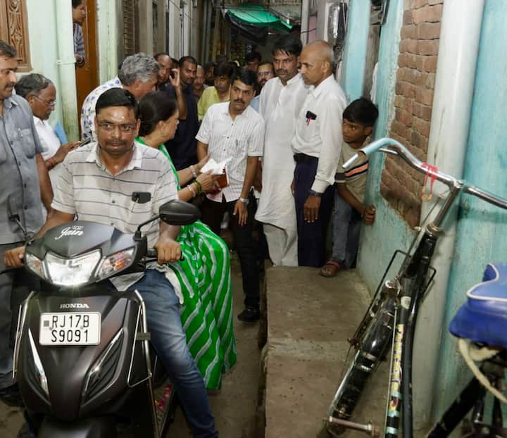 इसके बाद वसुंधरा राजे नगर पालिका कार्यालय के सामने होते हुए कुम्हार गली में पीएम आवास के लाभार्थियों से मिलकर हाल चाल जाना और सफाई व्यवस्था का जायजा लिया.