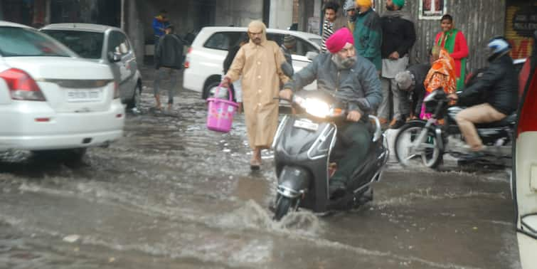 Punjab Weather Update Know monsoon details in your city Weather Update: ਪੰਜਾਬ 'ਚ 2 ਦਿਨਾਂ ਤੱਕ ਭਾਰੀ ਮੀਂਹ ਦਾ ਅਲਰਟ, ਚੰਡੀਗੜ੍ਹੀਆਂ ਨੂੰ ਵੀ ਮਿਲੇਗੀ ਗਰਮੀ ਤੋਂ ਰਾਹਤ, ਜਾਣੋ ਮੌਸਮ ਦਾ ਹਾਲ