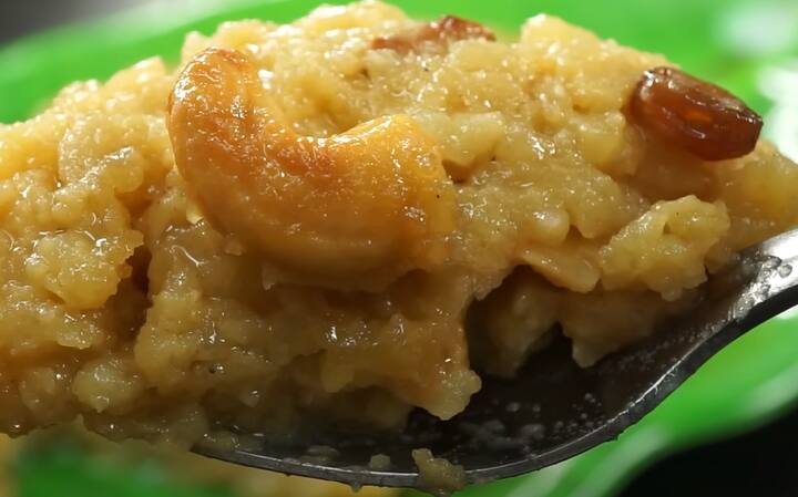 கடைசியாக முந்திரி மற்றும் திராட்சையை நெய்யில் வறுத்து சர்க்கரை பொங்கலில் சேர்த்து கிளறிவிட்டால் சுவையான சர்க்கரை பொங்கல் தயார்.