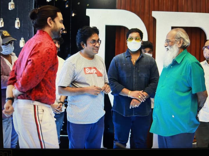 'అహం రీబూట్' సినిమా చిత్రీకరణలో ఉండగా... విజయేంద్ర ప్రసాద్ వచ్చారు. ఇది అప్పటి స్టిల్. ఇందులో స్క్రీన్ ప్లేకి పేరు వచ్చింది. 