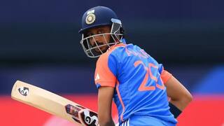 Axar Patel : टी20 वर्ल्ड कप फायनलमध्ये बाद झाल्यामुळे नाराज होता अक्षर पटेल; बुमराहने मनोबल वाढवलं, म्हणाला...
