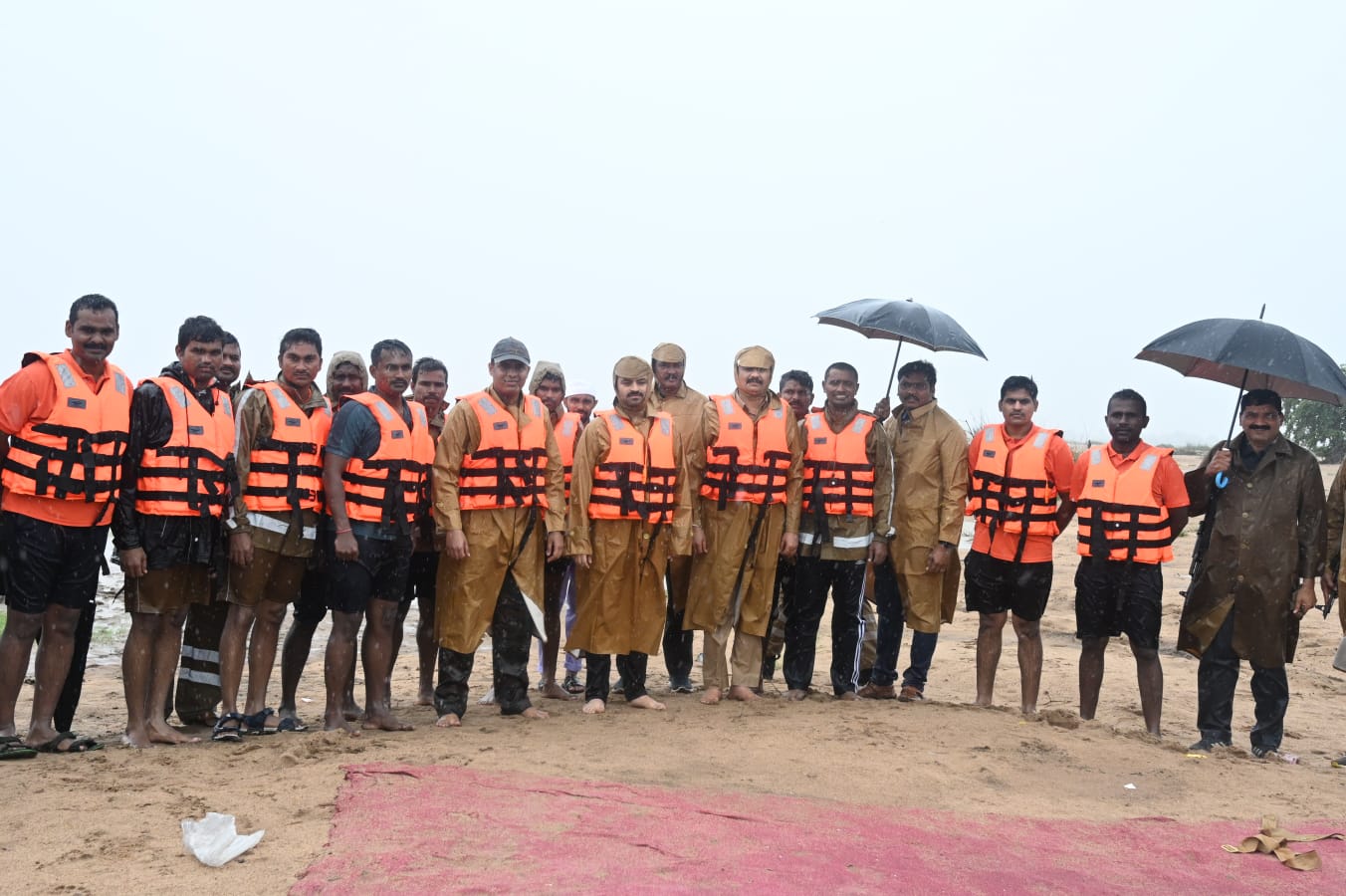 Bhupalpally Rains: గోదావరిలో బోటు నడిపిన భూపాలపల్లి కలెక్టర్, ఎస్పీ - క్షేత్ర స్థాయిలో పర్యటించి పరిశీలన