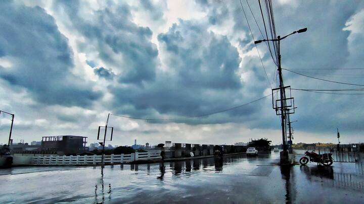 ৪৫ থেকে ৫৫ এমনকী ৬৫ কিলোমিটার পর্যন্ত গতিবেগে দমকা ঝোড়ো হাওয়া বইতে পারে বলেও সতর্কবার্তা দিয়েছে আবহাওয়া দফতর।