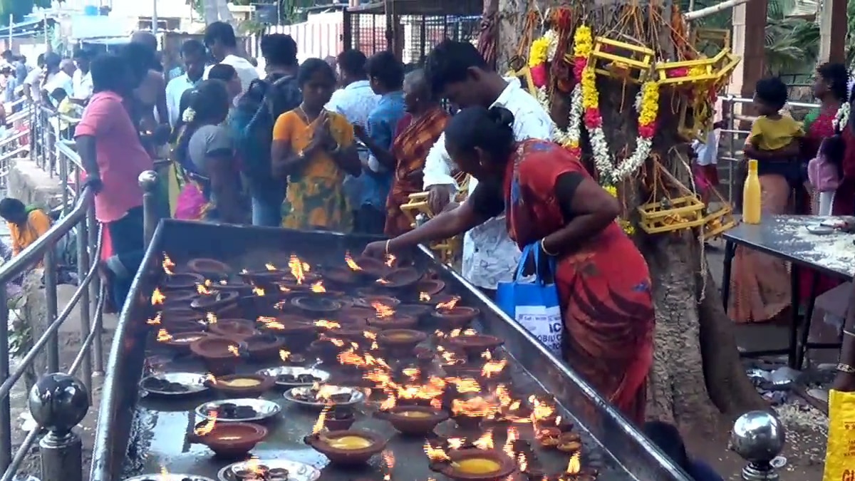 Kuchanur Saneeswaran Temple: ஆடி சனிக்கிழமை...  சனீஸ்வரர் பகவான் கோயிலில் திரளான பக்தர்கள் சாமி தரிசனம்