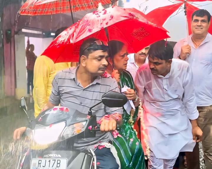 पूर्व सीएम राजे तेज बारिश में भी छतरी लेकर घूमी और समस्याओं को सुना. आजाद चौक तलाई से नयापुरा चौराहा के रास्ते में तेज बारिश में स्कूटी पर छतरी लेकर घूम कर लोगों और महिलाओं की समस्याओं से रूबरू हुई और नगर की साफ सफाई व्यवस्था को भी देखा.