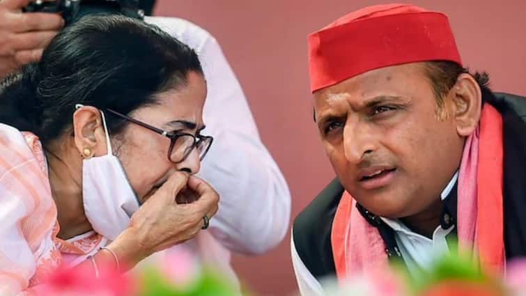 Akhilesh Yadav UP will join Mamata Banerjee TMC Dharmatala Rally Congress INDIA Alliance Know meaning ममता बनर्जी के साथ एक मंच पर नजर आएंगे अखिलेश यादव, जानें इस मुलाकात के क्या हैं मायने