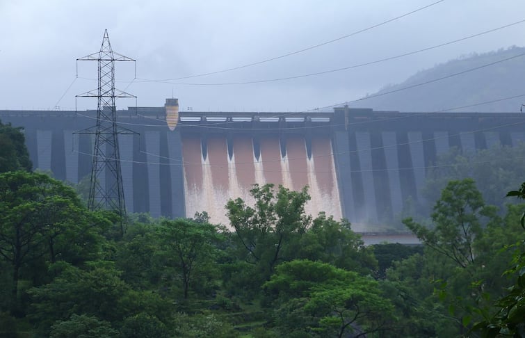 Heavy rain in Mahabaleshwar and Koyna Dam in satara maharashtra rain update news कोयनेसह महाबळेश्वरमध्ये पावसाचा जोर वाढला, धरणात प्रतिसेकंदाला 43 हजार क्युसेक्स पाण्याची आवक