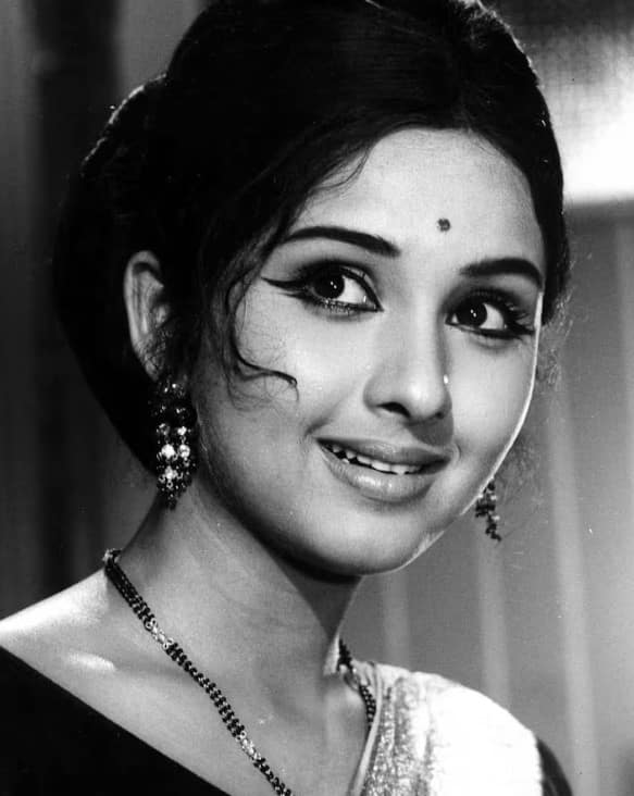 Leena Chandavarkar- Leena Chandavarkar won the hearts of people with her tremendous beauty during her debut in Bollywood. Famous actor and singer Kishore Kumar was also mesmerized by her beauty. Kishore Kumar married Leena for the fourth time in 1980. While Kishore died in the year 1987. Leena was only 30 years old then.