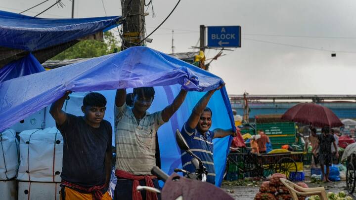 একাধিক দোকান জলমগ্ন হয়ে পড়ায় মজুত জিনিস নষ্টের আশঙ্কা করছেন ব্যবসায়ীরা। কবে জল নামবে, তা নিয়ে চিন্তায় জলপাইগুড়ির বাসিন্দারা। অন্যদিকে, পাহাড়ে টানা বৃষ্টিতে কালিম্পঙের তিস্তাবাজার এলাকা জলমগ্ন। দার্জিলিং-কালিম্পং রোডের ওপর দিয়ে বইছে তিস্তার জল। 
