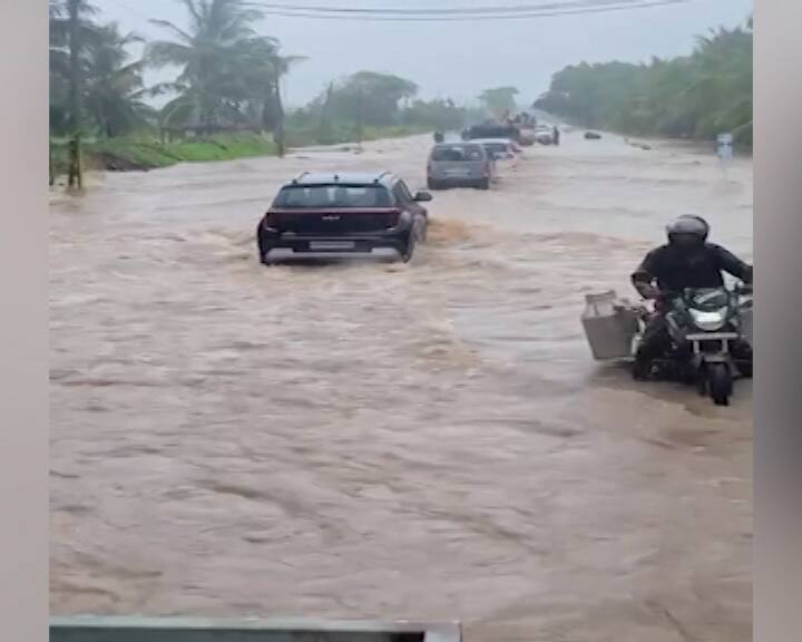 Gujarat heavy rain roads closed power disruption villages ગુજરાતમાં ભારે વરસાદ: 174 રસ્તા બંધ, 30 ગામોમાં વીજ પુરવઠો ખોરવાયો, 483 લોકોનું સ્થળાંતર