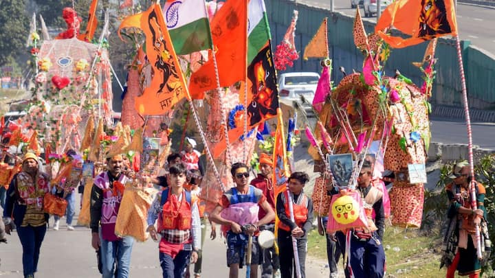 योगी महाराज के इस फैसले की चर्चा तो विभिन्न राज्यों में हो रही है, लेकिन जिनके लिए यह फैसला लिया गया है उन कांवड़ियों का क्या कहना है ये बड़ा सवाल है. आइये आपको बताते हैं कि एबीपी न्यूज़ की ग्राउंड रिपोर्ट में कांवड़ियों ने क्या कहा. उनका कहना है कि हम हिंदू हैं, हम शिवलिंग पर चढ़ाने के लिए हरिद्वार से जल लेकर आते हैं और हम नहीं चाहते कि जल अपवित्र हो जाए.