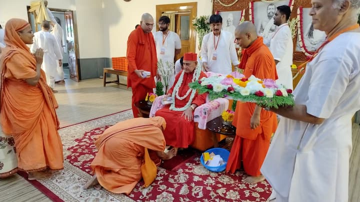 গুরু পূর্ণিমার দিন মঠে ঠাকুর-মা-স্বামীজীর বাণী পাঠ, বৈদিক মন্ত্র, স্তোত্র উচ্চারণ, ভক্তি সঙ্গীতও পরিবেশিত হয়।