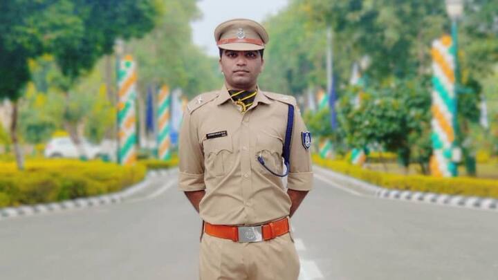 অংশুমানের মা স্কুলের আংশিক সময়ের শিক্ষিকা ছিলেন। তাছাড়া স্কুল থেকে ফিরে একটি বিউটি পার্লার চালাতেন তিনি। স্কুল থেকে পেতেন মাত্র ১৫০০ টাকা বেতন, বিউটি পার্লার চালিয়ে খুব কষ্টেই দিন চলত অংশুমানদের।   ছবি- ইনস্টাগ্রাম