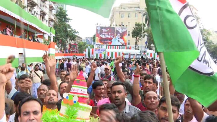 একজনকে হনুমান সাজিয়ে নদিয়ার চাকদা থেকে ধর্মতলার পথে রওনা দিলেন তৃণমূলের কর্মী, সমর্থকরা। সঙ্গে প্ল্যাকার্ড, পোস্টার। তাতে লেখা, রাম রাজনৈতিক স্লোগান নয়, রাম আমার-আপনার সবার।