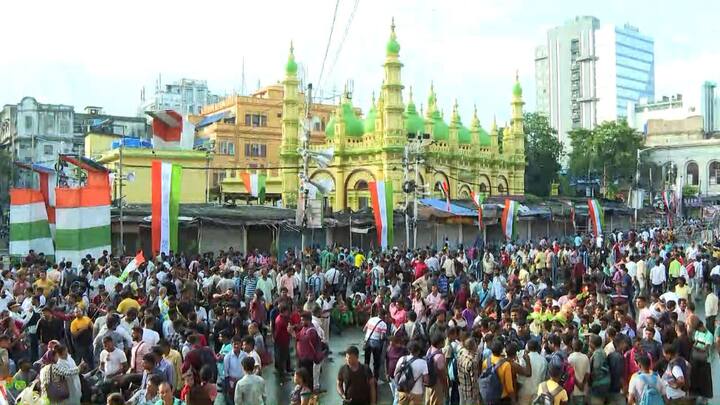 এবার শুধু শহিদ সমাবেশ নয়, বিজয় সমাবেশ। এবারের ২১-এ জুলাইয়ের আকর্ষণ অখিলেশ যাদব। কাল তিনি লখনউ থেকে এয়ারপোর্টে এসে পৌঁছবেন। এবং ভাষণ দেবেন।