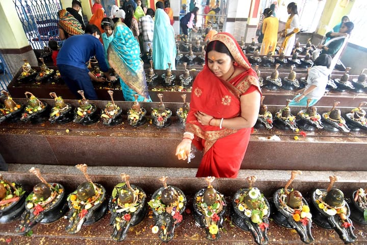 শ্রাবণের সোমবারের উপবাসে খাদ্য গ্রহণ করা হয় না, এই উপবাসটি শুধুমাত্র ফলের উপর পালন করা হয়। শ্রাবণ সোমবার উপবাস পালন করতে, সকালে ঘুম থেকে উঠে শিবলিঙ্গের জলাভিষেক করুন। তারপর বেলপত্র, দুধ, গঙ্গাজল, মধু, ঘি, অক্ষত ইত্যাদি নিবেদন করুন।
