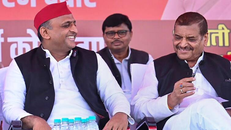 Akhilesh Yadav Remembered Angry SP leader Write latter Saleem Iqbal Shervani and Yogendra Tomar चाचा शिवपाल के करीबी को अखिलेश यादव ने 5 महीने बाद किया याद, भावुक होकर की ये खास मांग