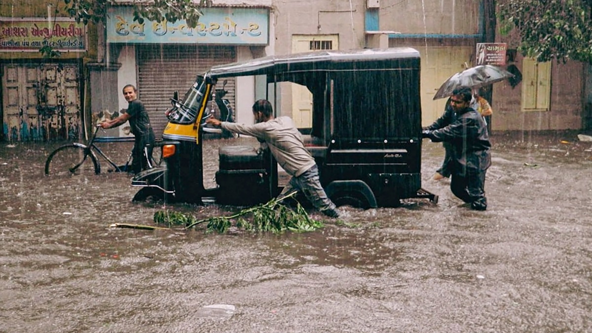 Gujarat Rains: गुजरात में चार दिनों से लगातार बारिश, सौराष्ट्र इलाके में बाढ़ जैसे हालात, NDRF की टीमें तैनात