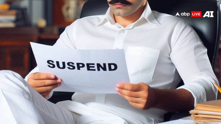 Firozabad Revenue inspector taking bribe video viral department suspends officer ann फिरोजाबाद: राजस्व निरीक्षक का रिश्वत लेते Video वायरल, जांच के बाद विभाग का बड़ा एक्शन