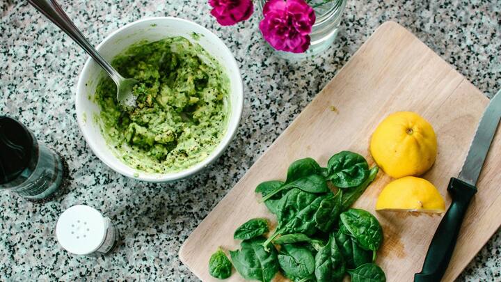 கீரை வகைகள் - பீட்டா கரோட்டின், ஆண்டி ஆக்ஸிடண்ட்ஸ் நிறைந்தது கீரை வகைகள். குறைந்தது வாரத்தில் மூன்று முறையாவது கீரை வகைகளை சாப்பிடுவது நல்லது.