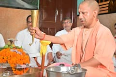 गुरु पूर्णिमा पर सीएम योगी ने किया गुरु गोरखनाथ का विशिष्ट पूजन, वैदिक मंत्रोच्चार के बीच की पूजा