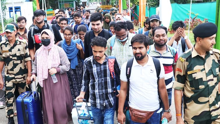 Bangladesh News Over 4500 Indian Students Return To India MEA Bangladesh Protest Reason 151 Dead Bangladesh Protests: Over 4,500 Indian Students Return, MEA Confirms As Death Toll In Unrest Rises To 151