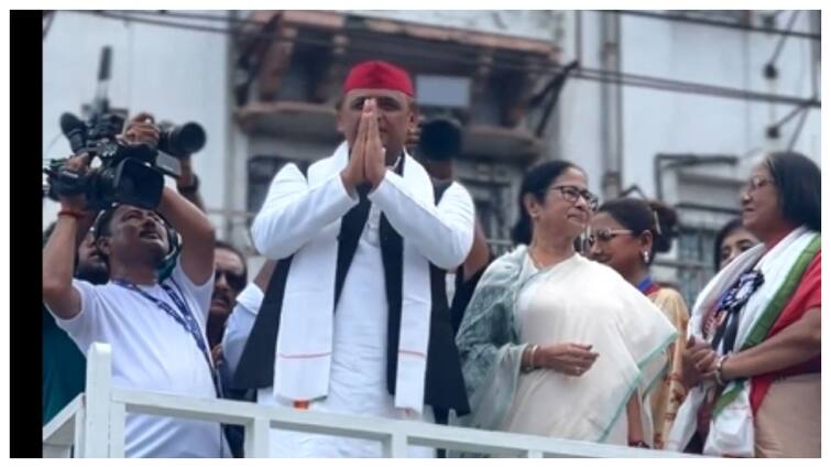 kolkata tmc martyrs day rally Akhilesh yadav reaction was like this when Mamata praised him from the stage 'आपने UP में खेला कर दिया...', मंच से जब ममता ने की तारीफ तो ऐसा था अखिलेश का रिएक्शन