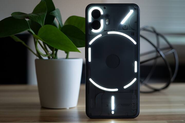 ਅਗਲੇ ਸਮਾਰਟਫੋਨ ਦਾ ਨਾਂ ਨੋਥਿੰਗ ਫੋਨ (2) ਹੈ, ਜੋ 6.7 ਇੰਚ ਡਿਸਪਲੇਅ ਅਤੇ ਗੋਰਿਲਾ ਗਲਾਸ ਨਾਲ ਬਾਜ਼ਾਰ 'ਚ ਉਪਲੱਬਧ ਹੈ। ਇਸ ਫੋਨ ਵਿੱਚ 32MP Sony IMX615 ਫਰੰਟ ਕੈਮਰਾ ਅਤੇ 50MP Sony IMX890 + 50MP Samsung JN1 ਰੀਅਰ ਕੈਮਰਾ ਸੈੱਟਅਪ ਹੈ। ਇਸ ਫੋਨ ਦੀ ਸ਼ੁਰੂਆਤੀ ਕੀਮਤ 36 ਹਜ਼ਾਰ 999 ਰੁਪਏ ਹੈ।