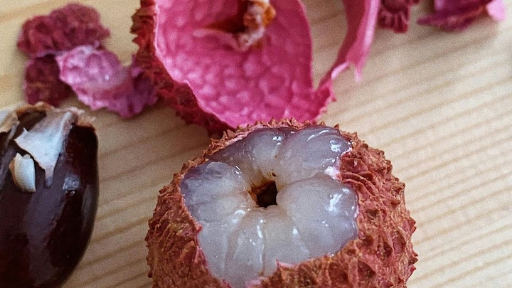 நமது உடலின் நோய் எதிர்ப்பு அமைப்புகளின் வளர்ச்சியை ஆதரிக்கும். பல உணவுகள் இருந்தாலும், இந்த லிச்சி ஒரு அற்புதமான இயற்கையான நோய் எதிர்ப்பு அமைப்பை உருவாக்குகிறது. லிச்சி வைட்டமின் சி இன் சிறந்த மூலமாகும், இது ஆரோக்கியமான நோயெதிர்ப்பு மண்டலத்தை மேம்படுத்துகிறது.