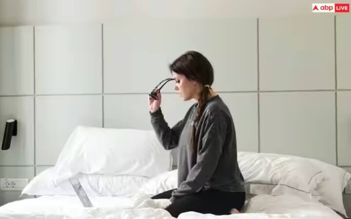 ਹਾਈਪਰਸੋਮਨੀਆ ਉਦੋਂ ਹੁੰਦਾ ਹੈ ਜਦੋਂ ਇੱਕ ਵਿਅਕਤੀ ਨੂੰ ਦਿਨ ਵਿੱਚ ਬਹੁਤ ਜ਼ਿਆਦਾ ਨੀਂਦ ਆਉਂਦੀ ਹੈ। ਇਹ ਤੰਤੂ-ਵਿਗਿਆਨਕ ਕਾਰਨਾਂ ਜਾਂ ਹੋਰ ਡਾਕਟਰੀ ਸਥਿਤੀਆਂ ਜਿਵੇਂ ਕਿ ਸਲੀਪ ਐਪਨੀਆ ਦੇ ਕਾਰਨ ਹੋ ਸਕਦਾ ਹੈ, ਪਰ ਕਈ ਵਾਰ ਕੋਈ ਸਪੱਸ਼ਟ ਕਾਰਨ ਨਹੀਂ ਹੁੰਦਾ। ਹਾਈਪਰਸੋਮਨੀਆ ਤੋਂ ਪੀੜਤ ਲੋਕਾਂ ਨੂੰ ਨੀਂਦ ਦੇ ਕਾਰਨ ਦਿਨ ਵਿੱਚ ਕੰਮ ਕਰਨ ਵਿੱਚ ਮੁਸ਼ਕਲ ਆਉਂਦੀ ਹੈ। ਜਿਸ ਕਾਰਨ ਇਕਾਗਰਤਾ ਅਤੇ ਊਰਜਾ ਦਾ ਪੱਧਰ ਵੀ ਬਹੁਤ ਪ੍ਰਭਾਵਿਤ ਹੁੰਦਾ ਹੈ।