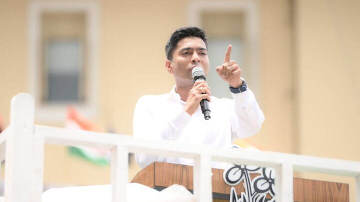 উন্নয়নের কাজ না হলে পুরসভার চেয়ারম্যান ও গ্রাম পঞ্চায়েতের প্রধানের বিরুদ্ধে ব্যবস্থা নেওয়া হবে বলে রবিবার ধর্মতলার মঞ্চ থেকে হুঁশিয়ারি দিলেন অভিষেক।(ছবি সৌজন্য -এআইটিসি)