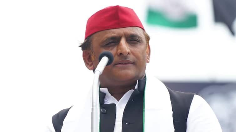 Akhilesh Yadav joins Mamata Banerjee leads TMC Dharmatala Rally in Kolkata Attack NDA Government 'बस कुछ दिनों के मेहमान हैं', TMC के मंच से अखिलेश यादव ने कर दिया NDA सरकार की विदाई का दावा