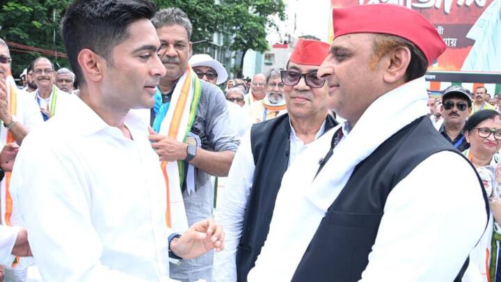 তৃণমূল কংগ্রেসের শহিদ সমাবেশে যোগ দিতে এসেছিলেন ইন্ডিয়া জোটের অন্যতম শরিক ও উত্তরপ্রদেশের প্রাক্তন মুখ্যমন্ত্রী অখিলেশ যাদব। তাঁকে স্বাগত জানান অভিষেক বন্দ্যোপাধ্যায় ও অরূপ বিশ্বাস। তৃণমূল কংগ্রেসের সাধারণ সম্পাদক অভিষেক বন্দ্যোপাধ্যায়ের সঙ্গে হাত হাতে মিলিয়ে আগামী দিন একসঙ্গে লড়াইয়ের প্রতিশ্রুতি দেন সমাজবাদী পার্টির প্রধান অখিলেশ যাদব।(ছবি সৌজন্য -এআইটিসি)