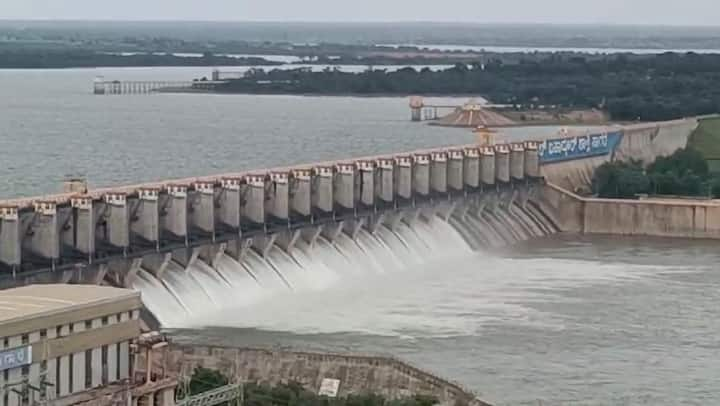 कर्नाटकमधील अलमट्टी धरणातून पाण्याचा मोठा विसर्ग सुरु आहे. कोल्हापूरसह सांगली, शिरोळ, इचलकरंजी, हातकणंगलेला दिलासा मिळाला आहे.