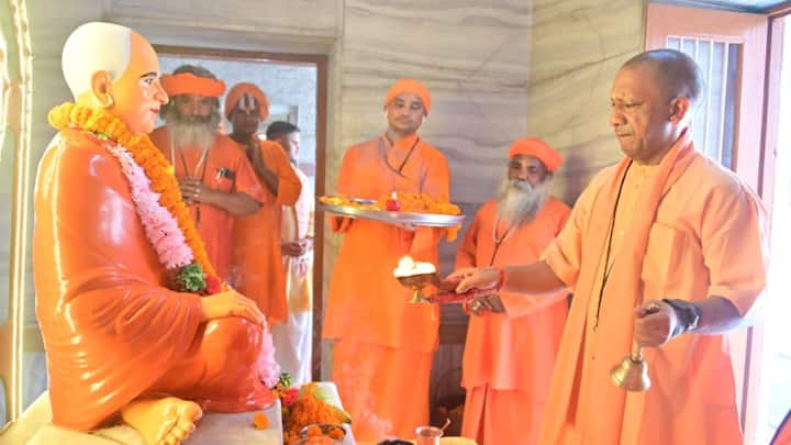 Guru Purnima 2024: गोरखनाथ मंदिर में नाथपंथ की विशिष्ट परंपरा के अनुसार मंदिर के प्रधान पुजारी योगी कमलनाथ ने गुरु गोरखनाथ को रोट का महाप्रसाद अर्पित किया.