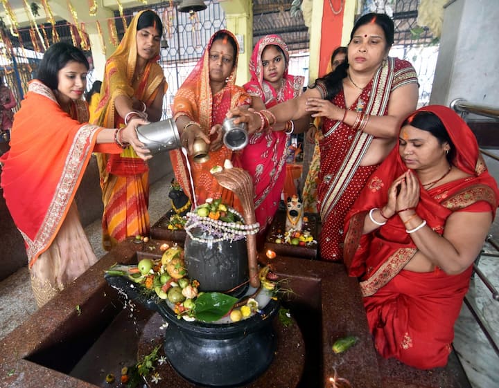 ভগবান শিবের বীজ মন্ত্র 'ওম নমঃ শিবায়' জপ করুন। সাদা চন্দন দিয়ে তিলক লাগান। আচার অনুসারে পুরো শিব পরিবারের পূজা করুন। একটি ঘি প্রদীপ জ্বালান। তাহলে সারাদিন না খেয়ে রোজা রাখুন। সন্ধ্যায়, শ্রাবণ সোমবার উপবাসের গল্প শুনুন, আরতি করুন এবং তারপর ফল করুন। পরের দিন সকালে স্নান করে ভগবান শিবের পুজো করুন।